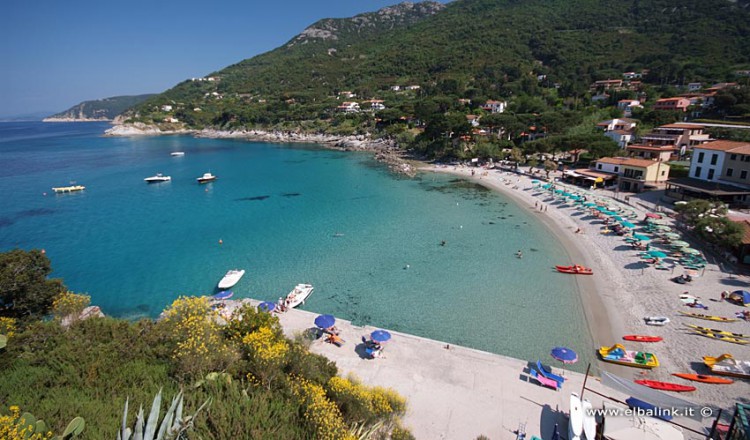 Plage de Sant’Andrea, plage de sable et falaises à l’Île d’Elbe