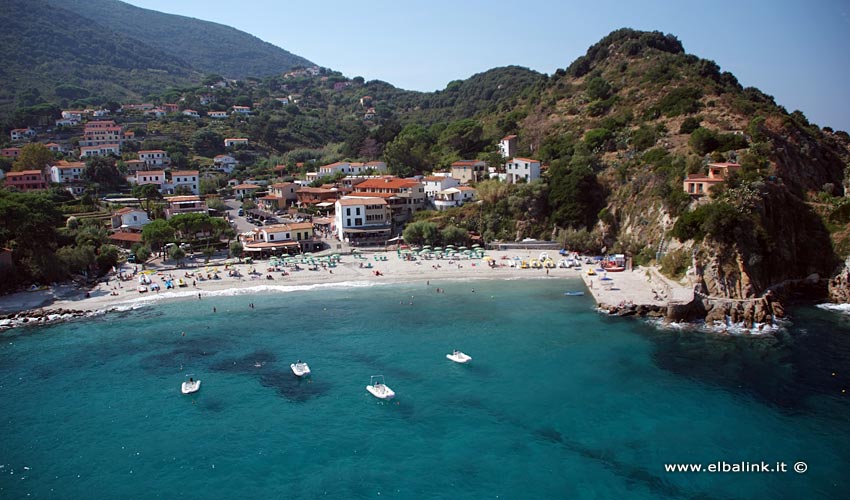 Plage de Sant’Andrea, plage de sable et falaises à l’Île d’Elbe