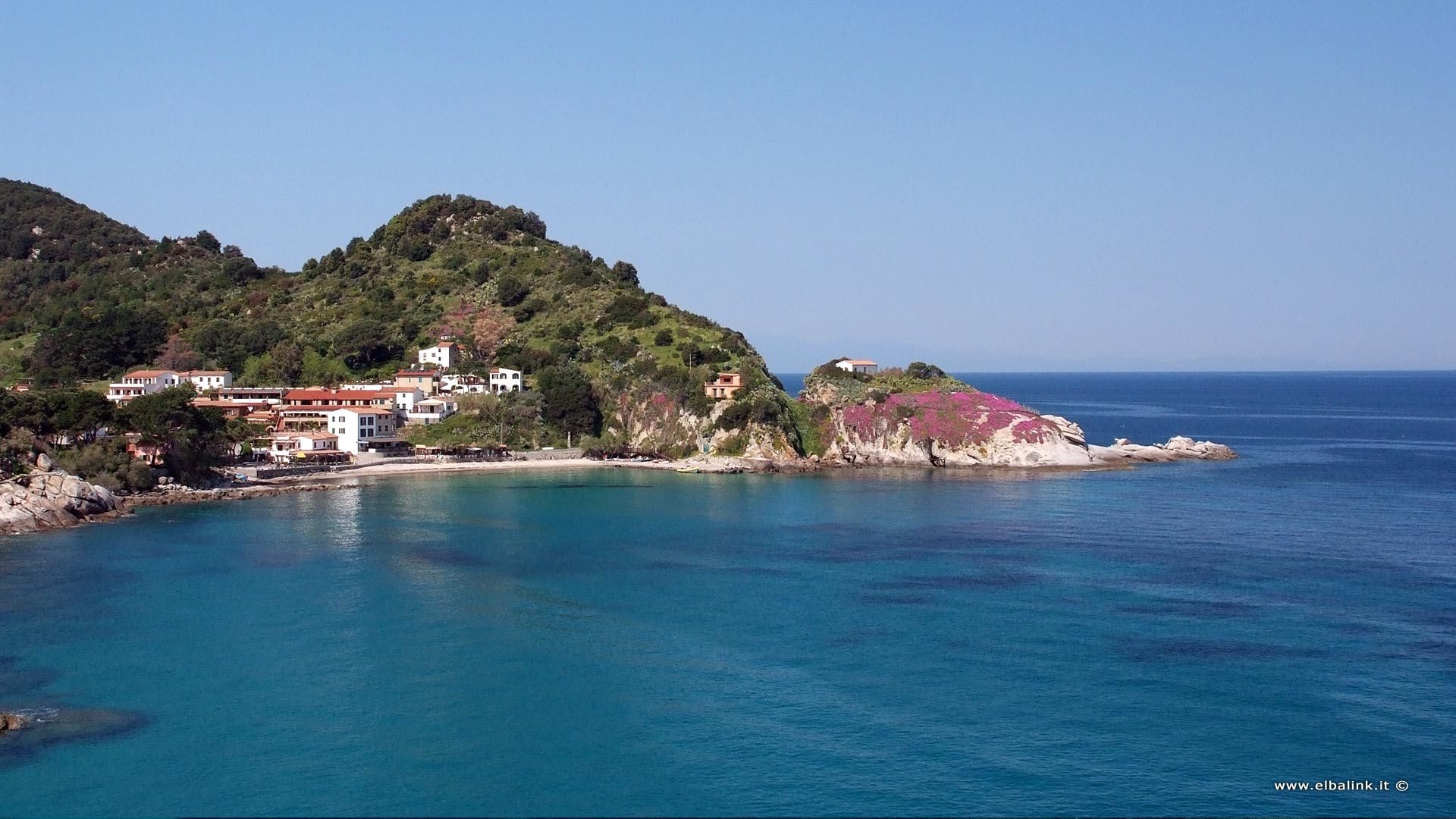 Plage de Sant’Andrea, plage de sable et falaises à l’Île d’Elbe